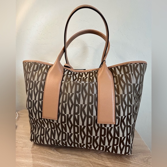 DKNY Tote NWT & Wristlet NWOT BUNDLE - Picture 9 of 14